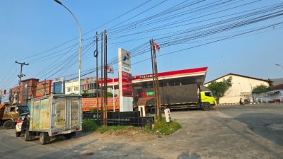 Ilustrasi antrean kendaraan di SPBU